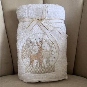 NWOT Set Of 2 White Gold Embroidered Hand Towel Deer Design Home Bath Decor Soft